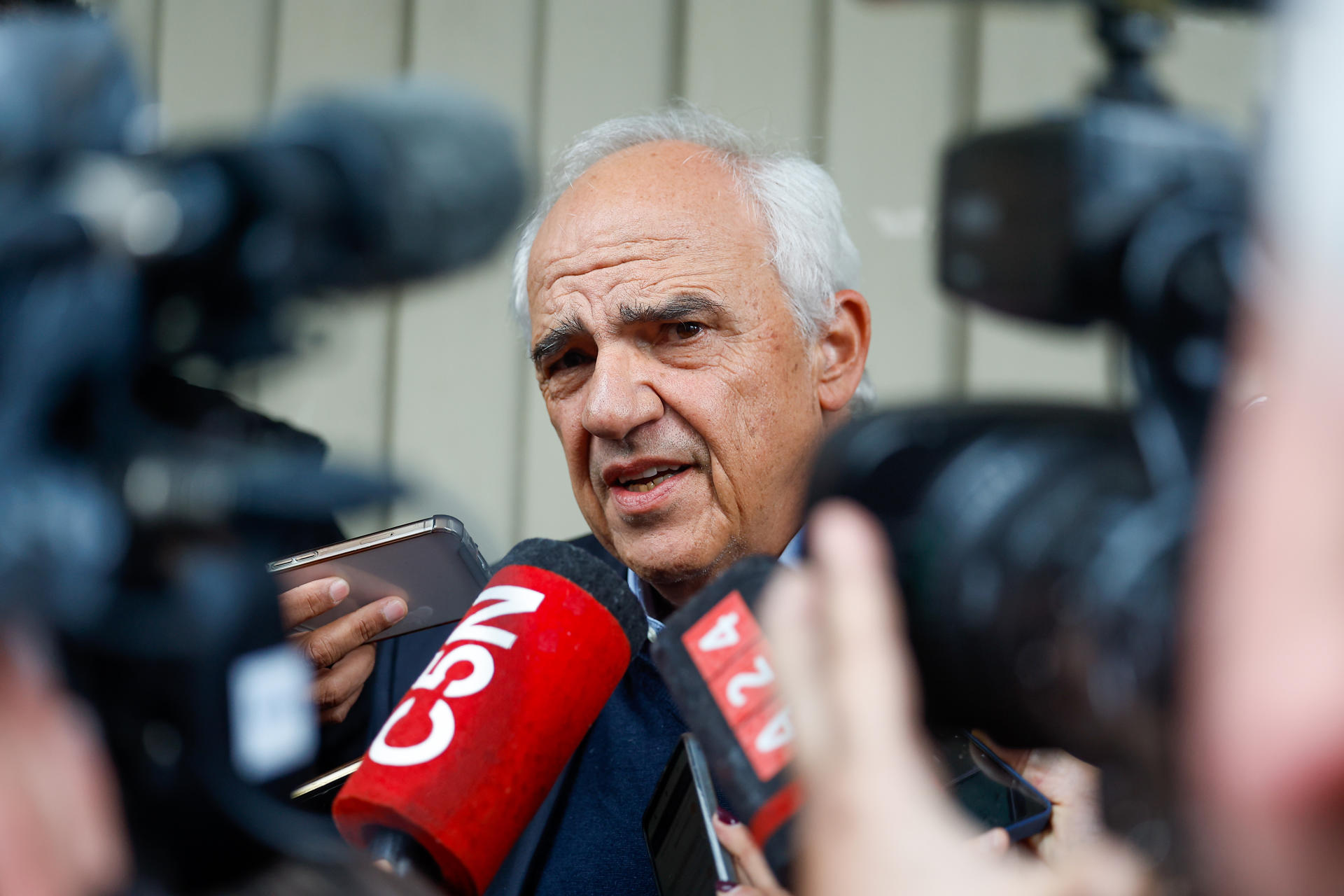 El expresidente de Colombia Ernesto Samper (1994-1998) habla con los medios de comunicación antes de su visita a la expresidenta de Argentina Cristina Fernández este viernes, en Buenos Aires (Argentina). EFE/ Juan Ignacio Roncoroni