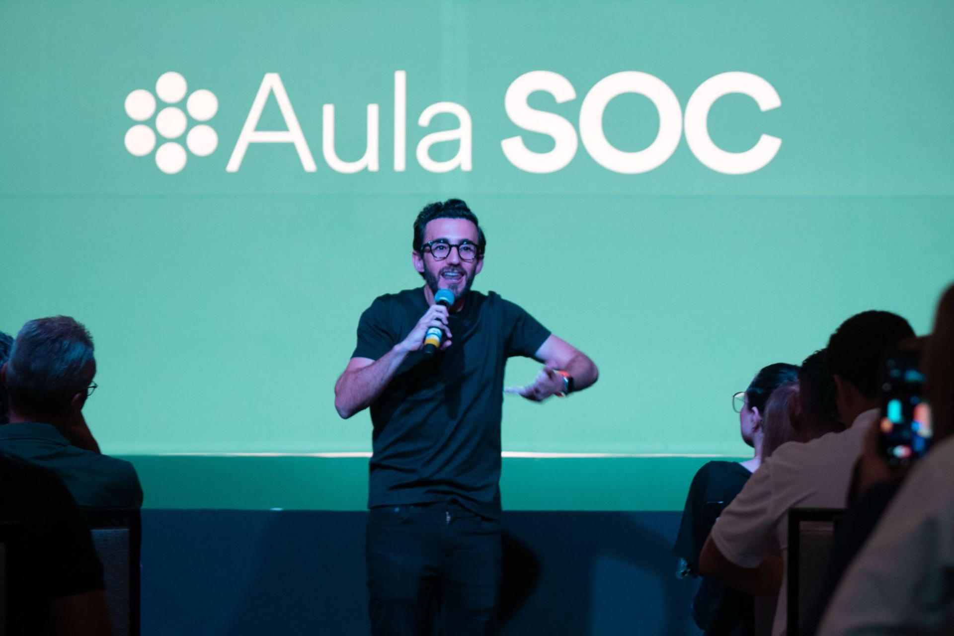 Fotografía tomada el 8 de agosto de 2025 cedida por SOC del fundador de la empresa de cursos en línea Mercatitlán, Juan Lombana, hablando en una conferencia, en Monterrey (México). EFE/ SOC /SOLO USO EDITORIAL NO VENTAS /SOLO DISPONIBLE PARA ILUSTRAR LA NOTICIA QUE ACOMPAÑA (CRÉDITO OBLIGATORIO)
