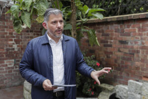 Fotografía del 1 de agosto de 2025 del director ejecutivo del Instituto de Ciencia Política (IPC), Carlos Augusto Chacón, hablando en una entrevista con EFE en Bogotá (Colombia). EFE/ Carlos Ortega