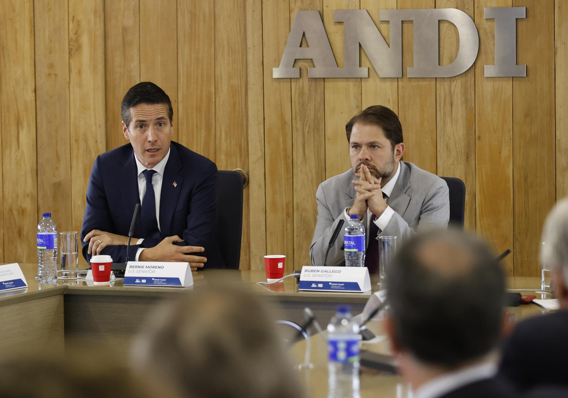 Los senadores estadounidense Bernie Moreno (i) y Rubén Gallego participan en un conversatorio en alianza con la Asociación Nacional de Empresarios de Colombia (ANDI), este viernes en Bogotá (Colombia). EFE/ Mauricio Dueñas Castañeda