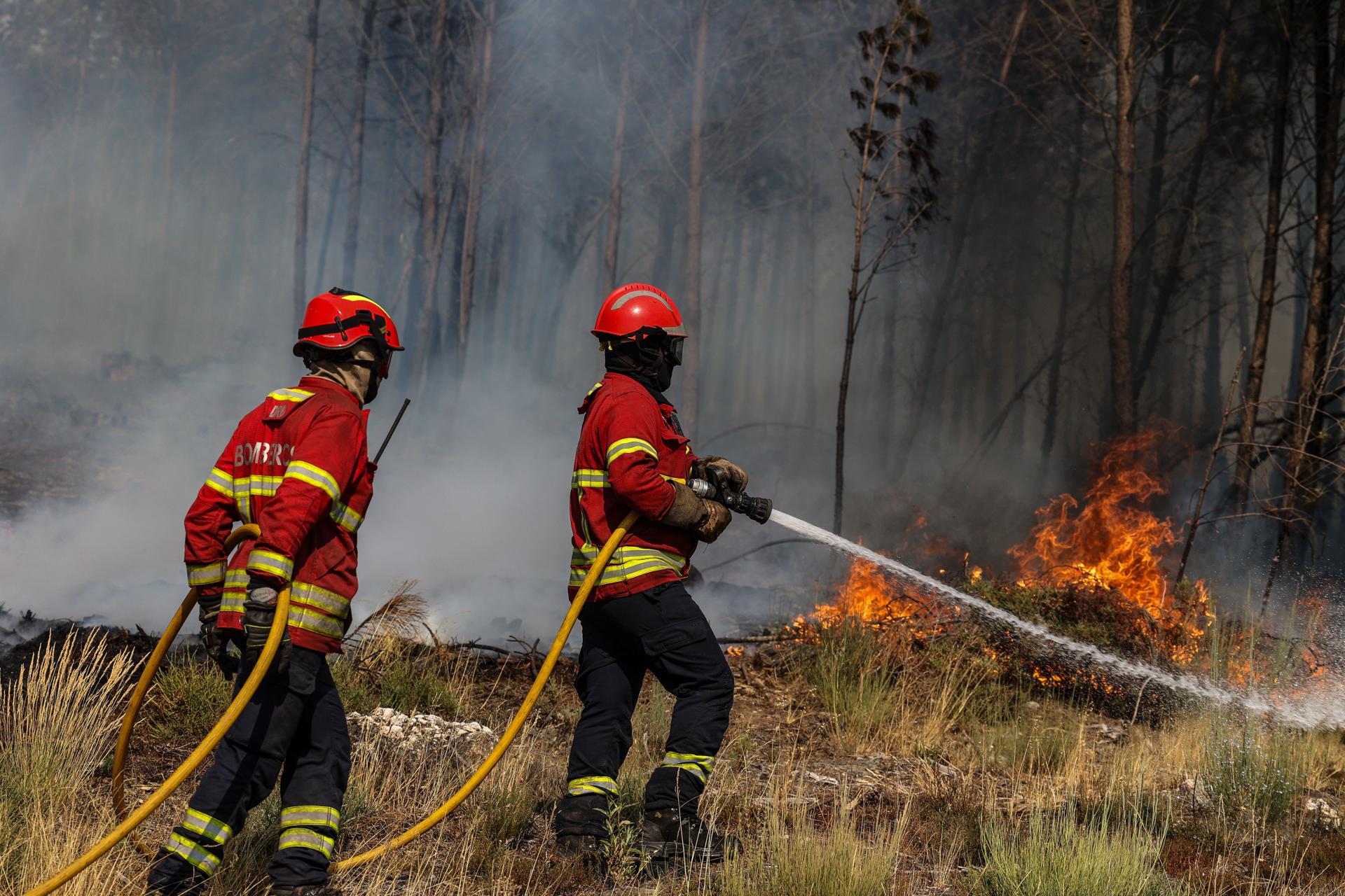 Varios bomberos combaten en fuego en Pampilhosa da Serra, Portugal. EFE/EPA/PAULO NOVAIS
