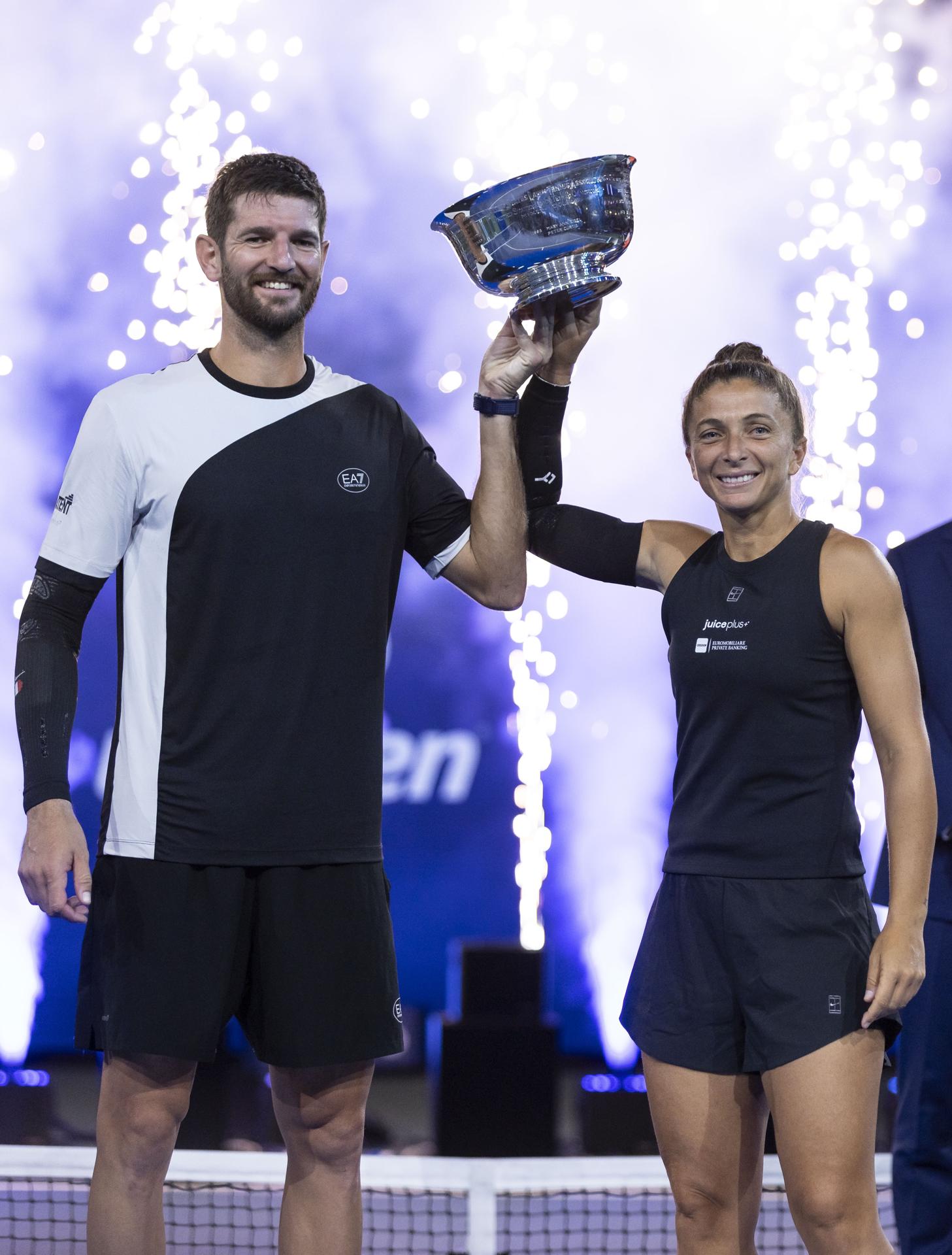 Andrea Vavassori de Italia (I) y Sara Errani de Italia (D) posan con su trofeo después de derrotar a Iga Swiatek de Polonia y Casper Ruud de Noruega en la final de dobles mixtos en el Abierto de Tenis de EE.UU. EFE/EPA/JUSTIN LANE
//////////
FLUSHING MEADOWS (United States), 21/08/2025.- Andrea Vavassori of Italy (L) and Sara Errani of Italy (R) pose with their trophy after defeating Iga Swiatek of Poland and Casper Ruud of Norway during the mixed doubles finals match at the US Open Tennis Championships at the USTA Billie Jean King National Tennis Center in Flushing Meadows, New York, USA, 20 August 2025. The main draw of the 2025 US Open tennis tournament runs from 24 August through 07 September. (Tenis, Italia, Noruega, Polonia, Nueva York) EFE/EPA/JUSTIN LANE