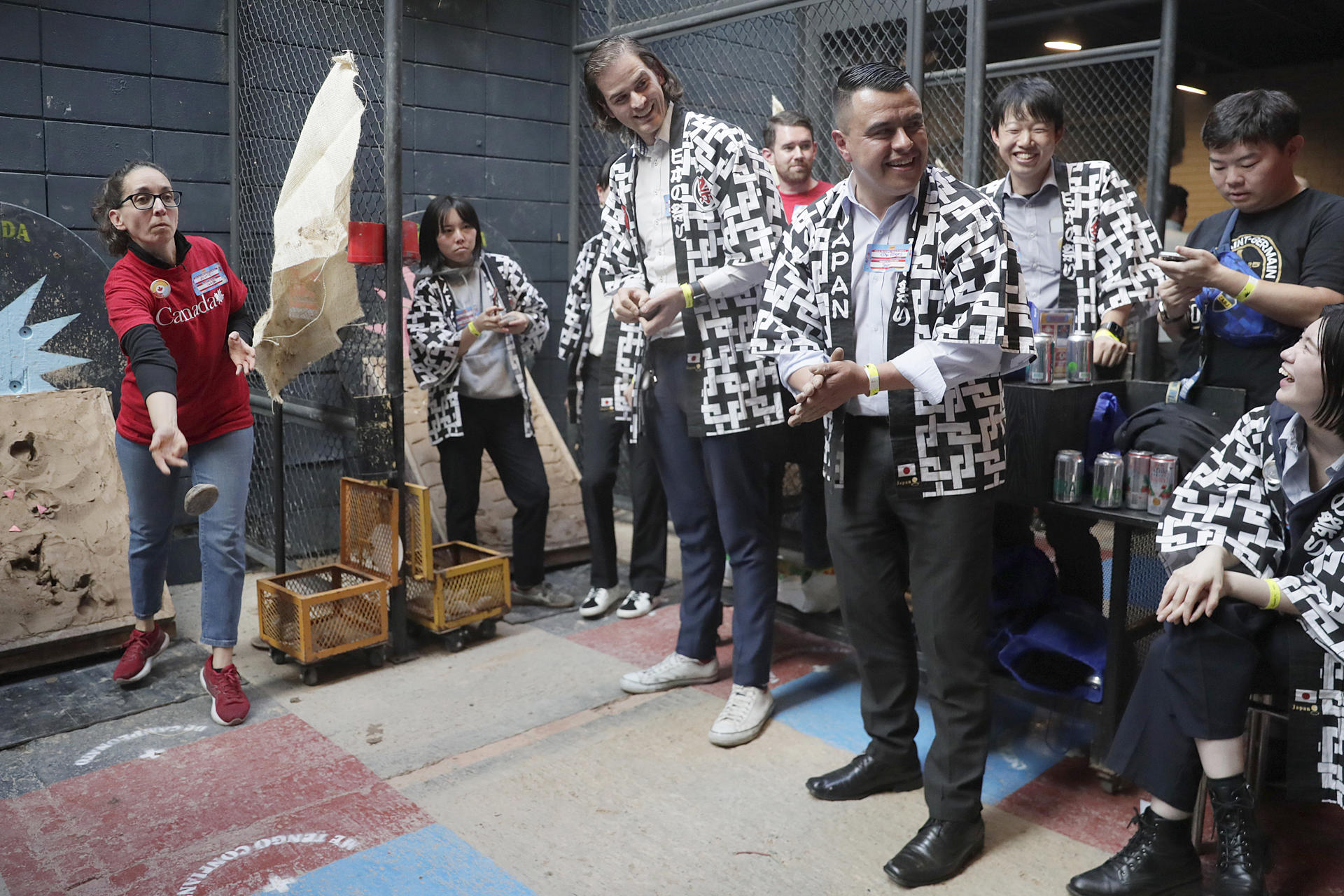Una integrante de la Embajada de Canadá en Colombia lanza un tejo durante una competencia de tejo este viernes, en Bogotá (Colombia). EFE/ Carlos Ortega