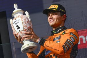 El piloto inglés de McLaren Lando Norris con el trofeo del Gran Premio de Hungría que logró este domingo sobre el trazado de Hungaroring, que le permite acortar la distancia en el Mundial de F1 a nueve puntos respecto al líder y compañero de equipo, Oscar Piastri EFE/EPA/Zsolt Czegledi