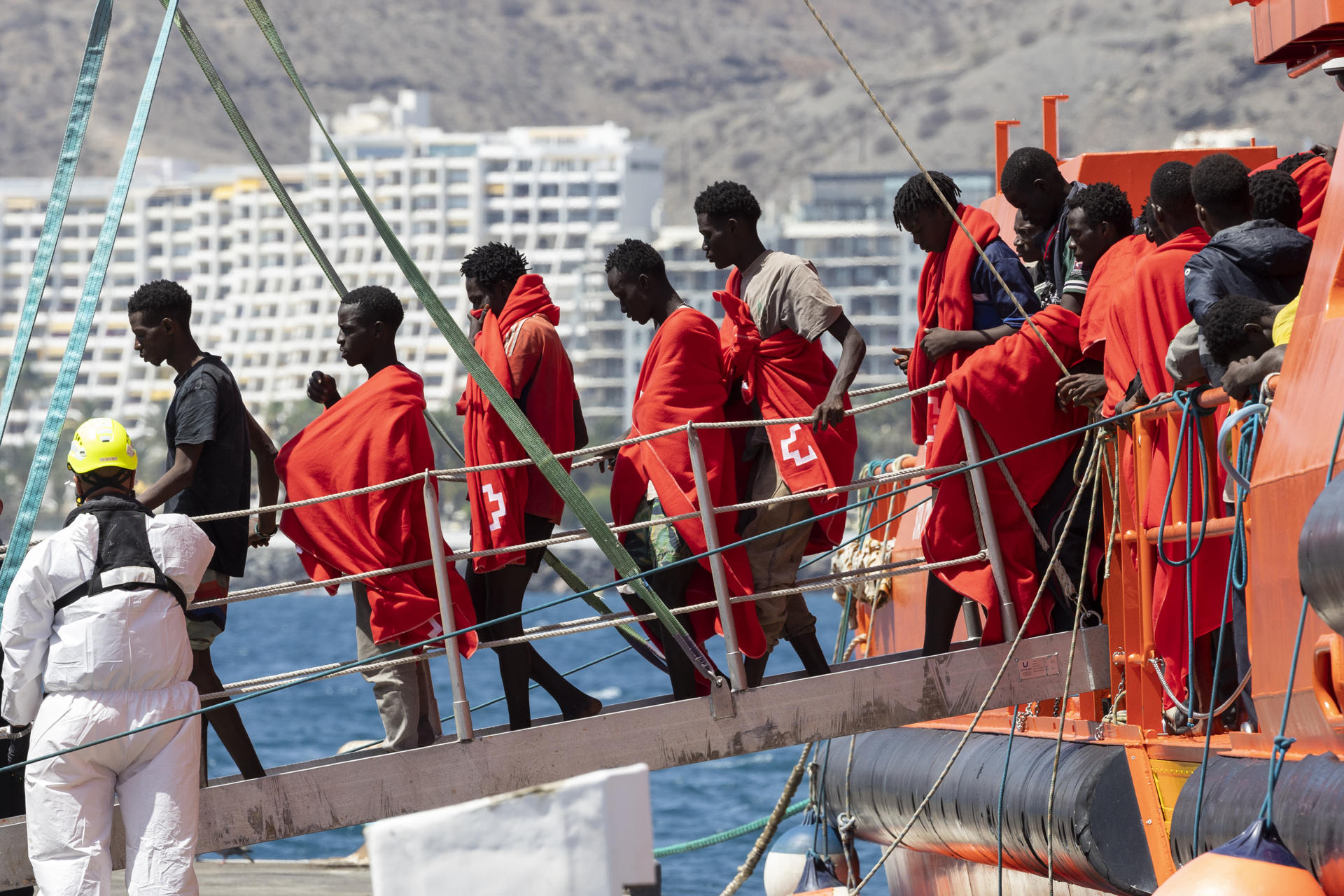 Salvamento Marítimo ha rescatado en la madrugada de este domingo a 236 personas, según el balance provisional, que iban a bordo de un cayuco avistado por un barco mercante a unos 429 kilómetros al sur de Gran Canaria. En la imagen, llegada al puerto de Puerto de Arguineguín. EFE/Quique Curbelo