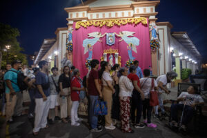 Personas se reúnen frente a una imagen de la virgen durante la tradicional 'Gritería Chiquita' este jueves, en León (Nicaragua). EFE/STR