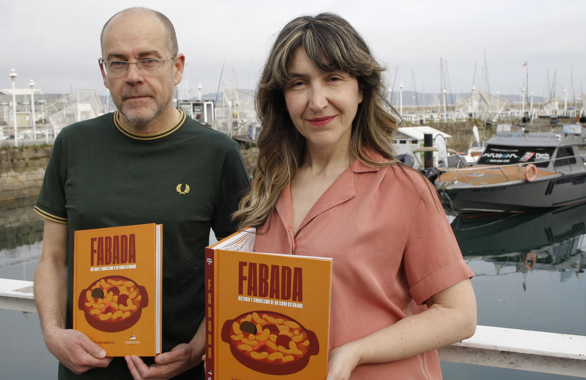 Alicia Álvarez (d) y David Guardado (i) durante una entrevista con la Agencia EFE. Con un origen incierto sobre el que persisten algunas dudas, la fabada se ha convertido en un símbolo de Asturias gracias al impacto de la publicidad de ese producto en lata que lo llevó a traspasar fronteras nacionales e internacionales, según una investigación de varios autores. EFE/ Juan González