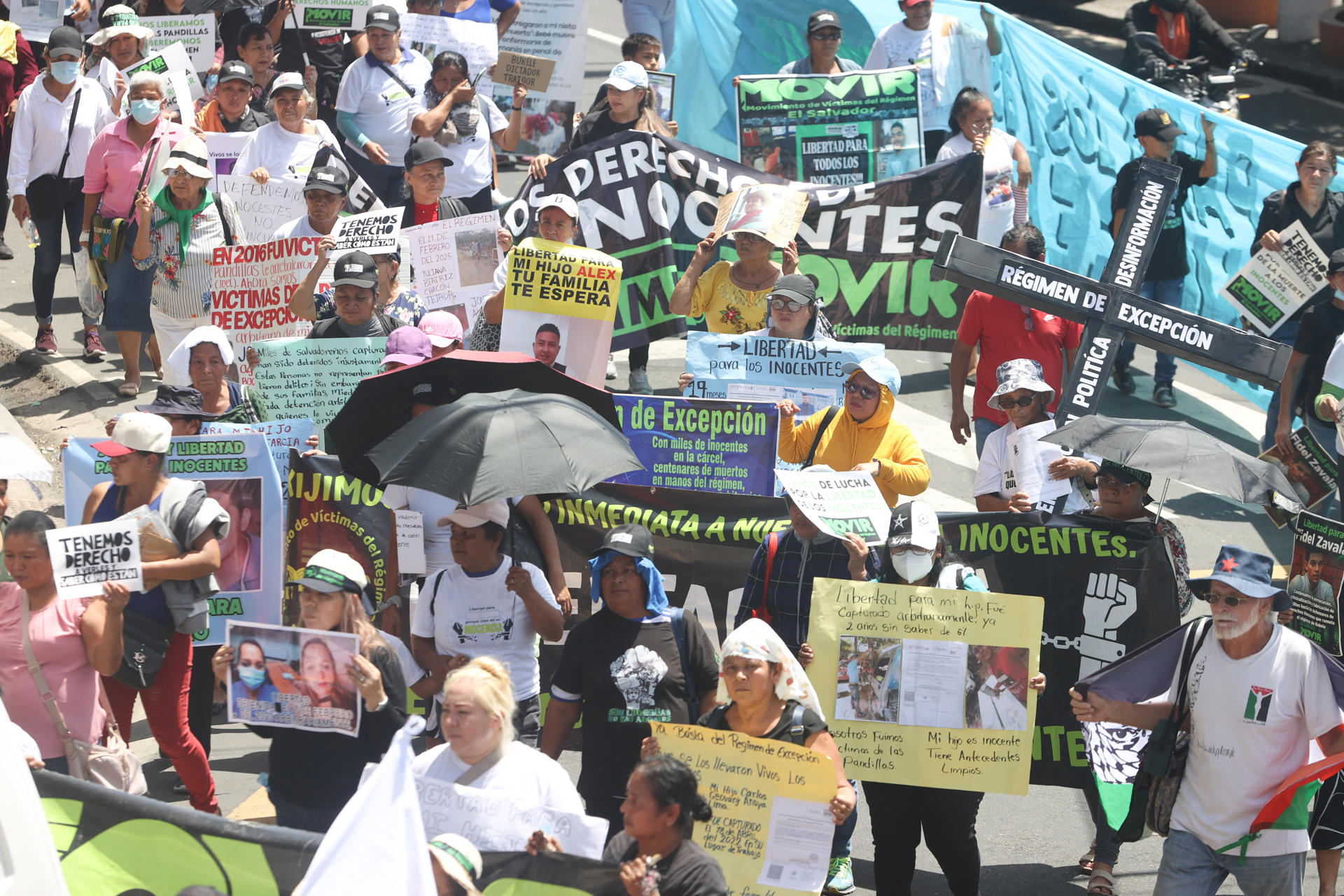 Personas participan en una manifestación este viernes, en San Salvador (El Salvador). EFE/ Javier Aparicio
