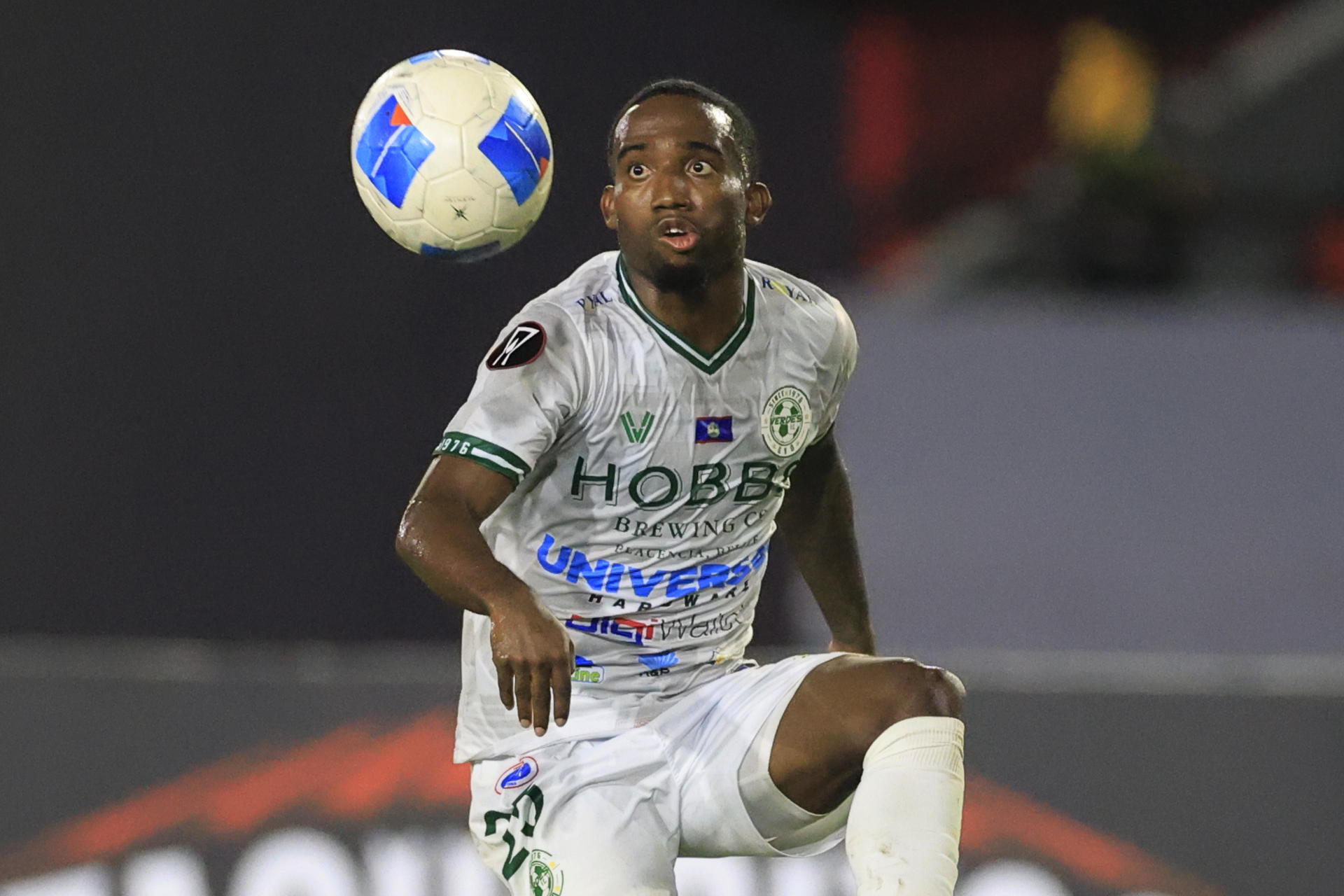 Krisean López de Verdes controla el balón este jueves, en un partido de la fase de grupos de la Copa Centroamericana de Concacaf. EFE/ Bienvenido Velasco
