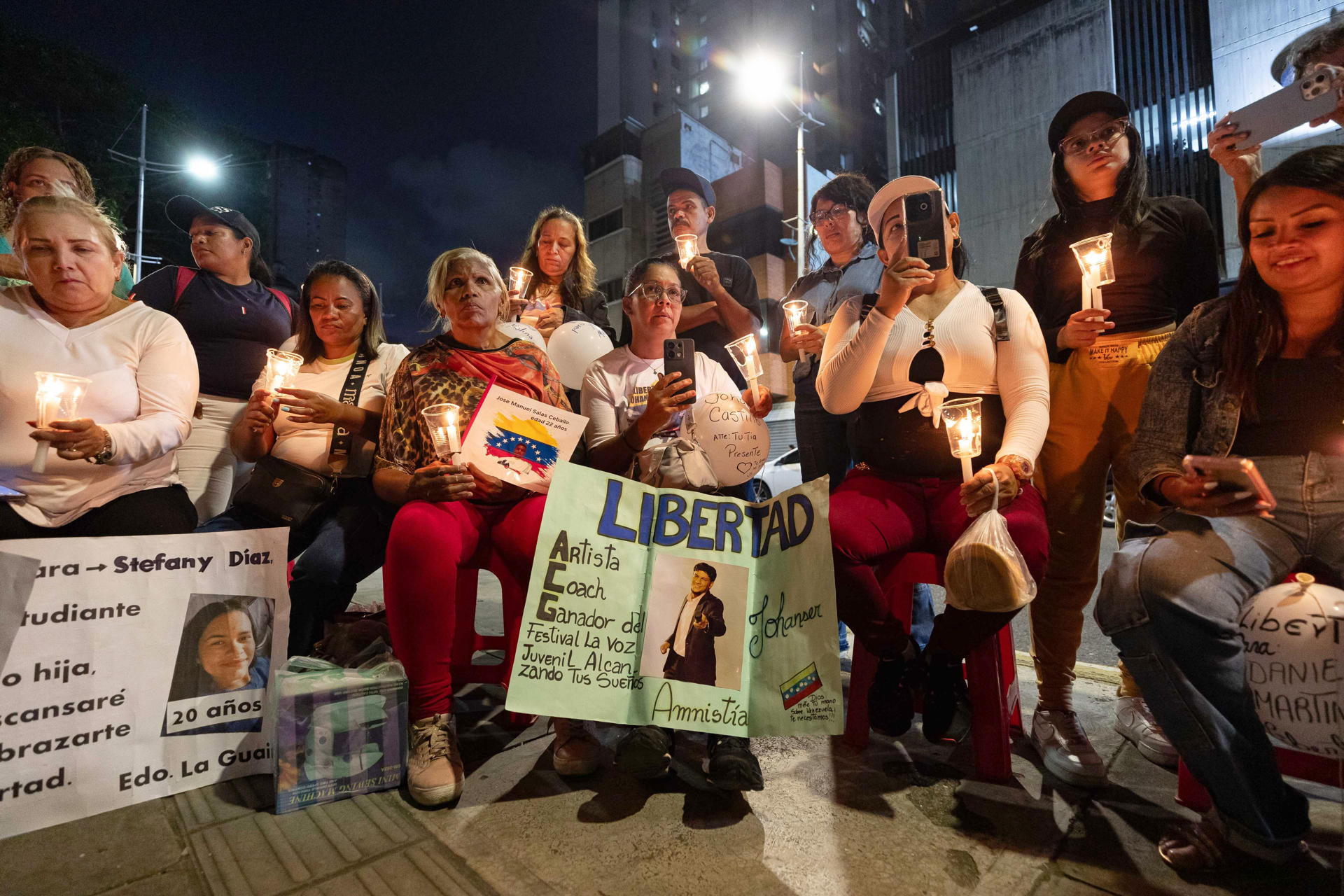 Fotografía del 16 de julio de 2025 que muestra personas sosteniendo velas durante una manifestación en Caracas (Venezuela). EFE/ Ronald Peña R