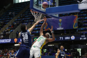 Lucas Dias (c), de Brasil, pugna por el rebote con Nicolás Martínez, de Uruguay, en el partido de la FIBA AmeriCup 2025 disputado en Managua. EFE/ STR