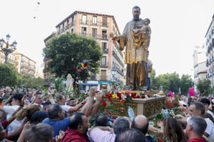 La imagen de San Cayetano durante la procesión en honor al Santo. EFE/ Mariscal