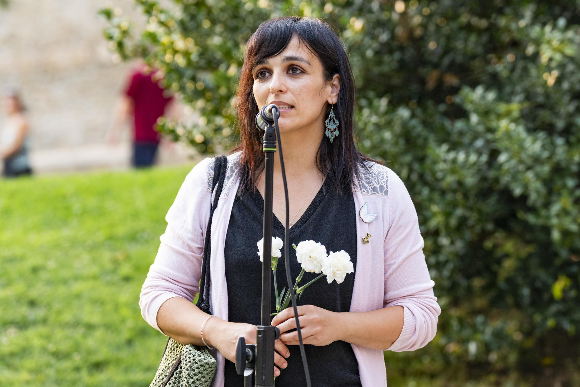 La alcaldesa de Ripoll, Silvia Orriols, durante la ofrenda floral en homenaje a las víctimas de los atentados del 17-A, que causaron 16 muertos y más de un centenar de heridos, en el octavo aniversario del ataque, este domingo en Ripoll (Barcelona). EFE/Siu Wu
