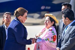 Fotografía cedida por la Cancillería de Bolivia de la presidenta de Honduras, Xiomara Castro (i), saludando a la ministra de Relaciones de Exteriores de Bolivia, Celinda Sosa Lunda, este lunes en Sucre (Bolivia). EFE/ Cancillería de Bolivia