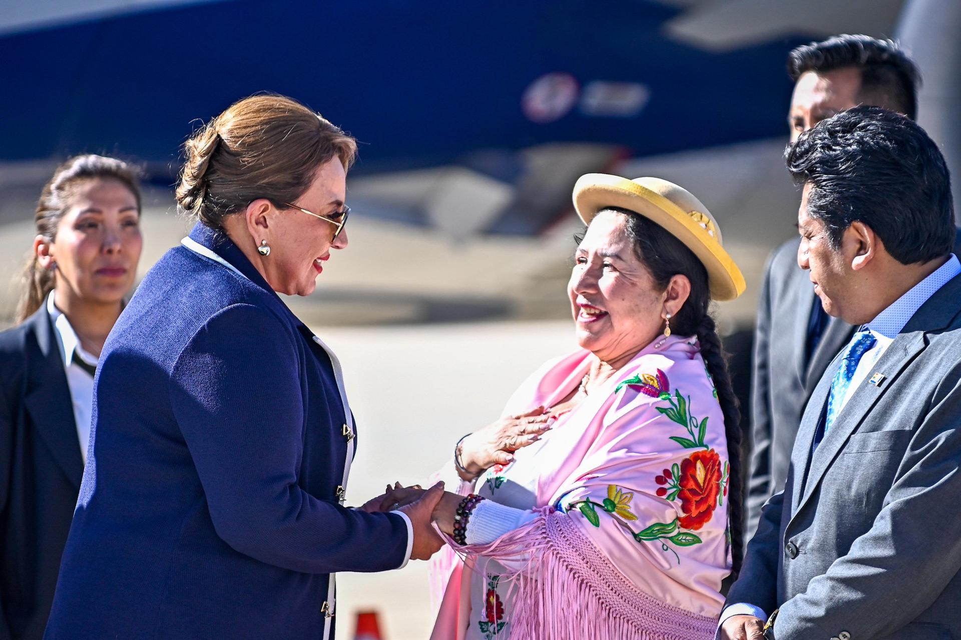 Fotografía cedida por la Cancillería de Bolivia de la presidenta de Honduras, Xiomara Castro (i), saludando a la ministra de Relaciones de Exteriores de Bolivia, Celinda Sosa Lunda, este lunes en Sucre (Bolivia). EFE/ Cancillería de Bolivia