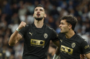 Rafa Mir celebra un gol con el Valencia la pasada temporada. EFE/Chema Moya