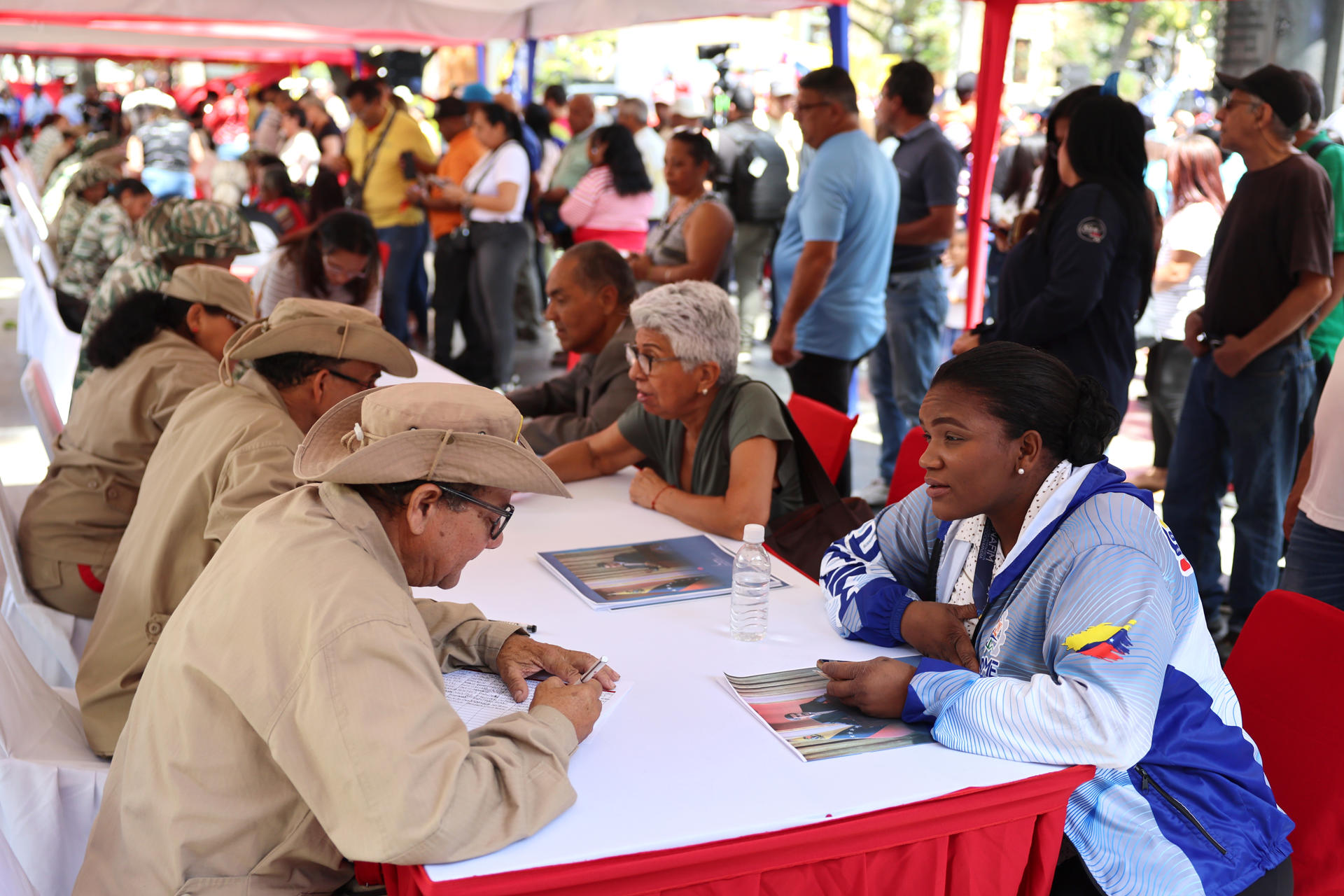 Personas se registran en una jornada de alistamiento este viernes, en Caracas (Venezuela). EFE/ Miguel Gutiérrez