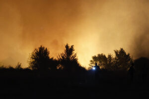 Imagen del incendio declarado en la tarde de este lunes en la localidad madrileña de Tres Cantos y que obligó a desalojar varias urbanizaciones próximas al fuego. EFE/Mariscal