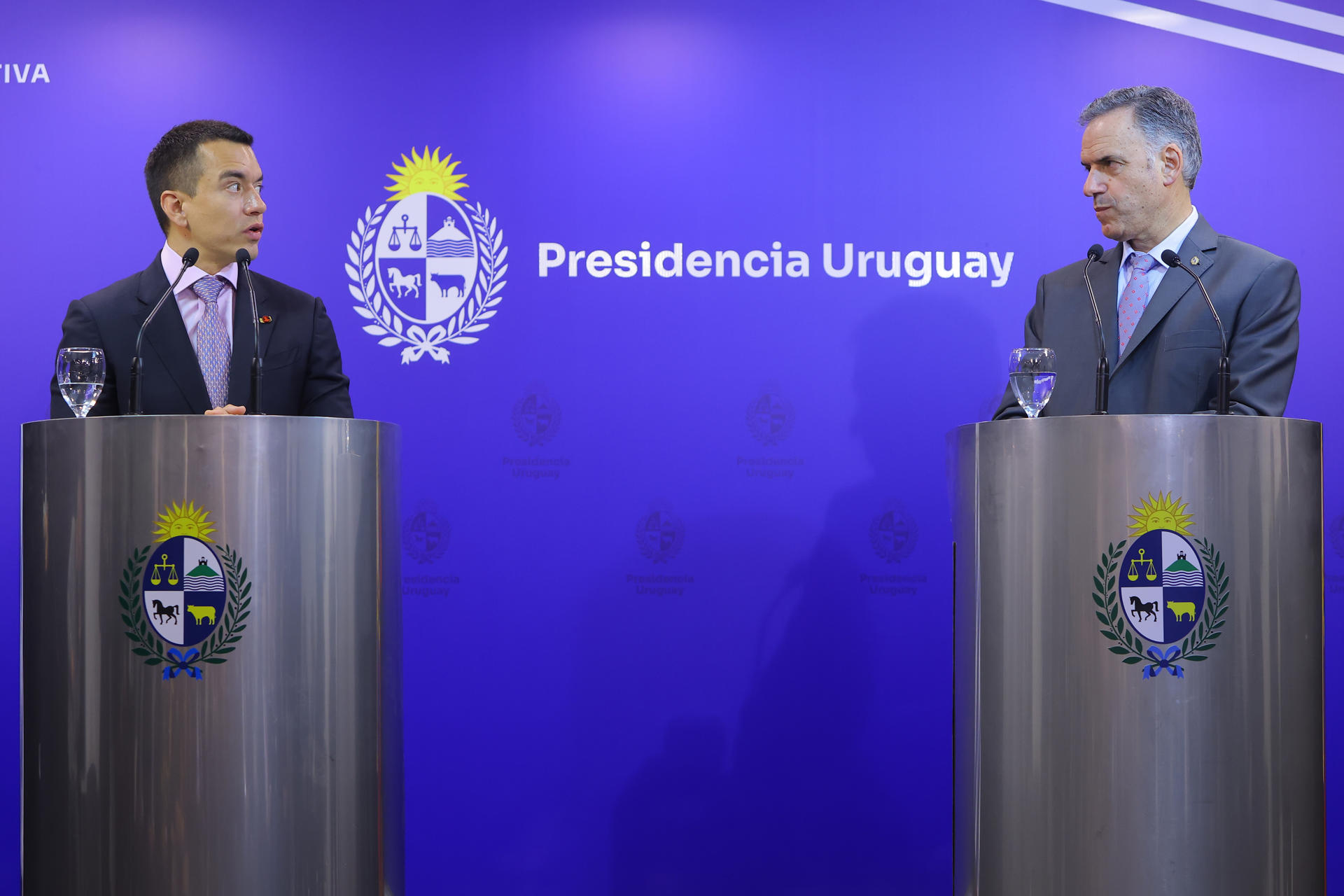 El presidente de Ecuador, Daniel Noboa (i), habla junto a su homólogo de Uruguay, Yamandú Orsi, durante una rueda de prensa este martes, en la sede del Poder Ejecutivo en Montevideo (Uruguay). EFE/ Gaston Britos
