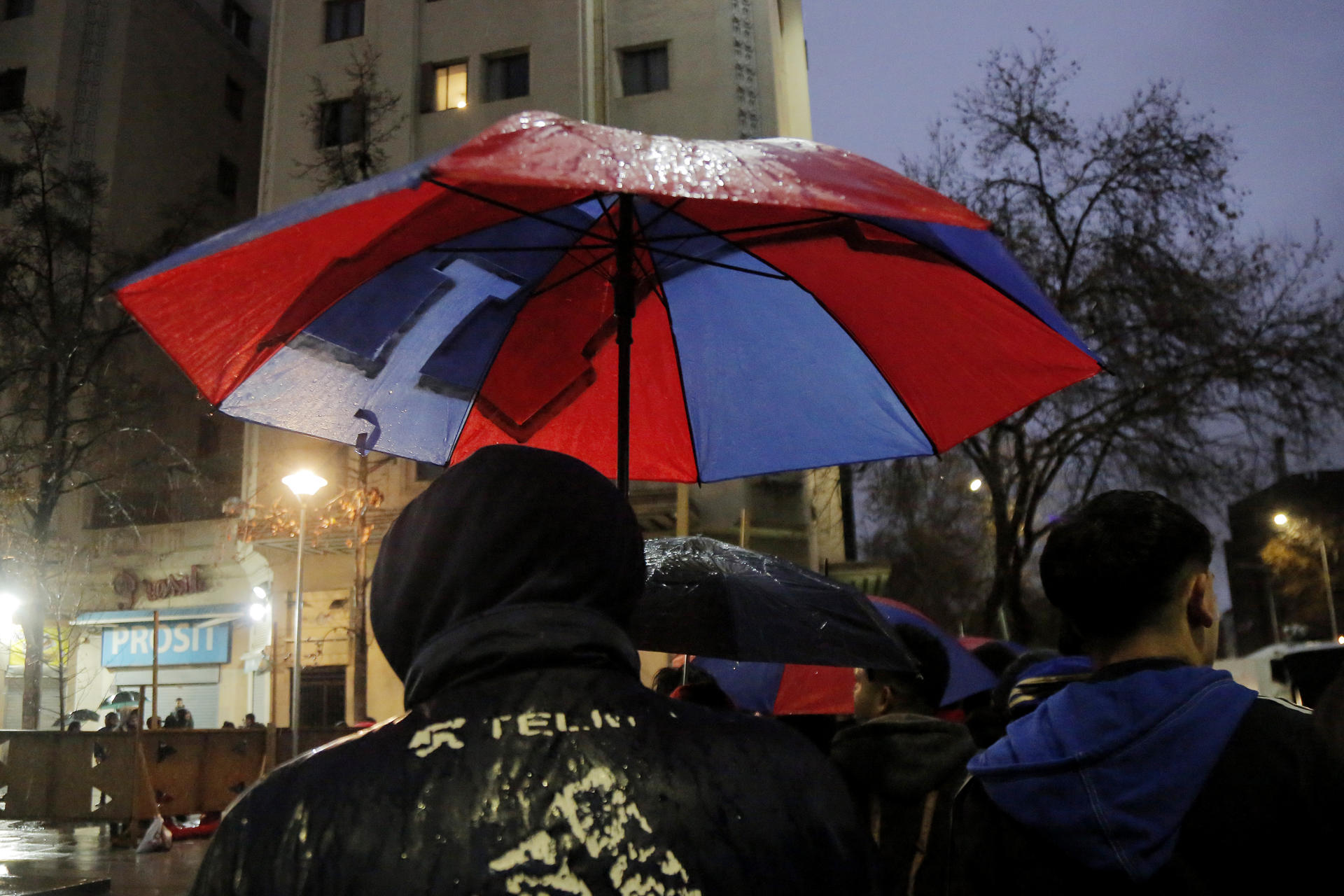 Aficionados de Universidad de Chile protestan frente a la embajada de Argentina en Santiago (Chile). EFE/ Jesús Martínez
