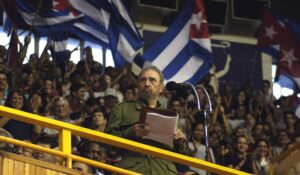 Fotografía de archivo, tomada en julio de 2005, en la que se captó al entonces presidente de Cuba, Fidel Castro (c), durante la inauguración de los 1ros Juegos de la ALBA, en la Ciudad Deportiva de La Habana. EFE/Alejandro Ernesto.