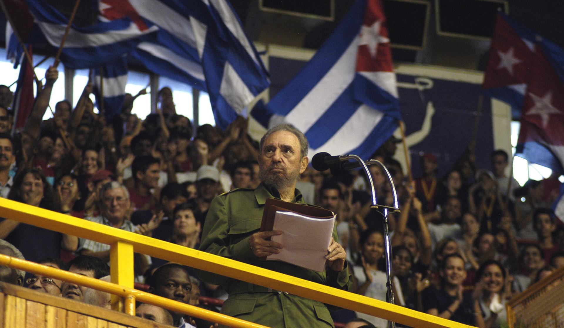 Fotografía de archivo, tomada en julio de 2005, en la que se captó al entonces presidente de Cuba, Fidel Castro (c), durante la inauguración de los 1ros Juegos de la ALBA, en la Ciudad Deportiva de La Habana. EFE/Alejandro Ernesto.
