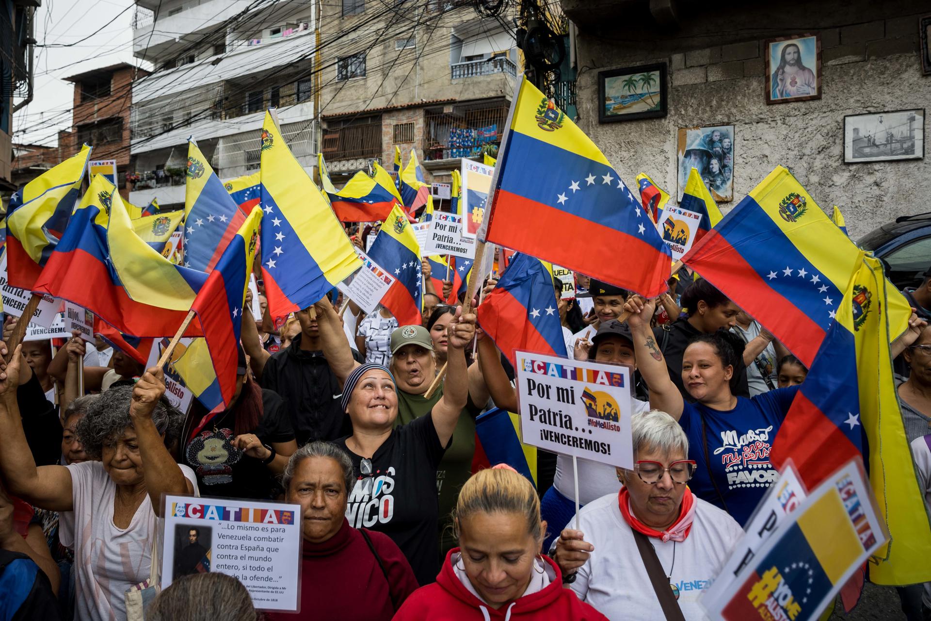 Personas participan en una manifestación este viernes, en Caracas (Venezuela). EFE/ Miguel Gutiérrez