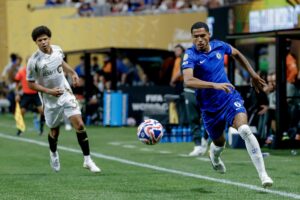 Fotografía de Erik S. Lesser, en la que puede verse en una imagen de archivo del 16 de junio de 2025 al futbolista del Chelsea Levi Colwill (d) durante el pasado Mundial de Clubes. EFE