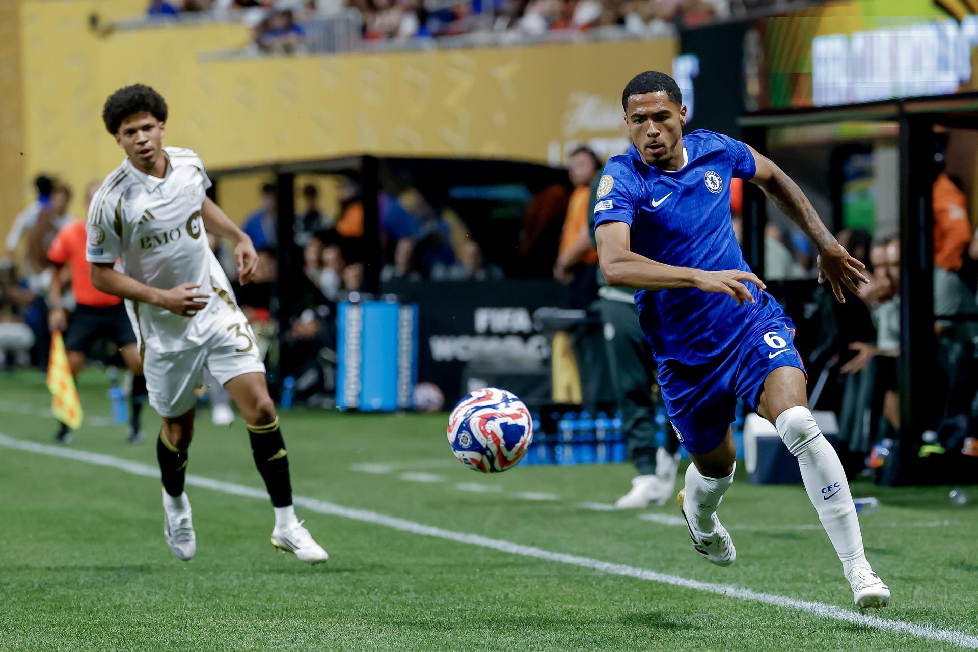 Fotografía de Erik S. Lesser, en la que puede verse en una imagen de archivo del 16 de junio de 2025 al futbolista del Chelsea Levi Colwill (d) durante el pasado Mundial de Clubes. EFE