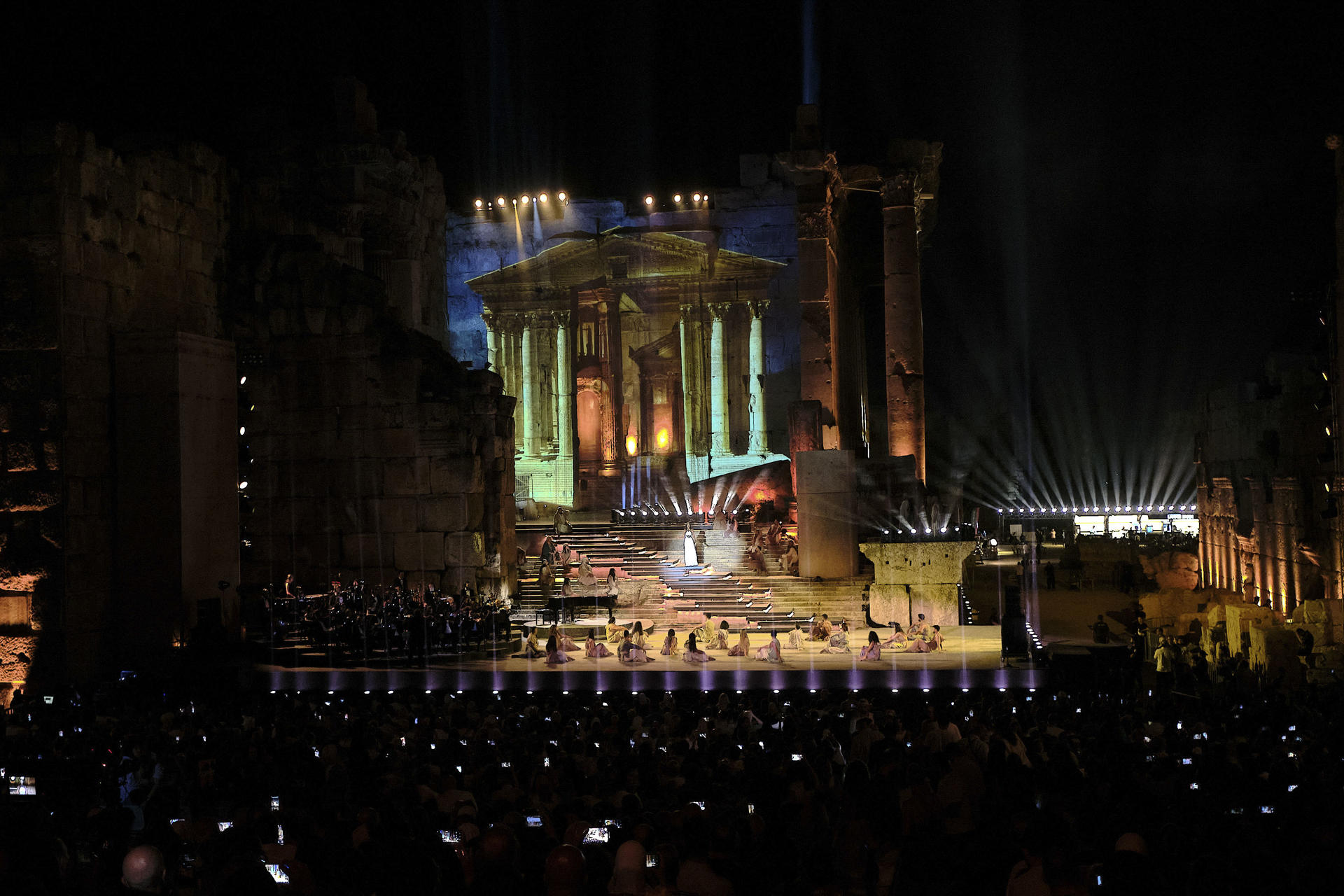 La cantante libanesa Hiba Tawaji actúa ante el templo de Baco durante el regreso del Festival Internacional de Baalbek, suspendido el año anterior por la guerra con Israel. EFE/Edgar Gutiérrez