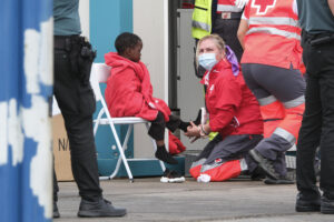 Imagen de archivo de un niño tras ser rescatado de una patera por Salvamento Marítimo cerca de la isla de Tenerife. EFE/Alberto Valdés