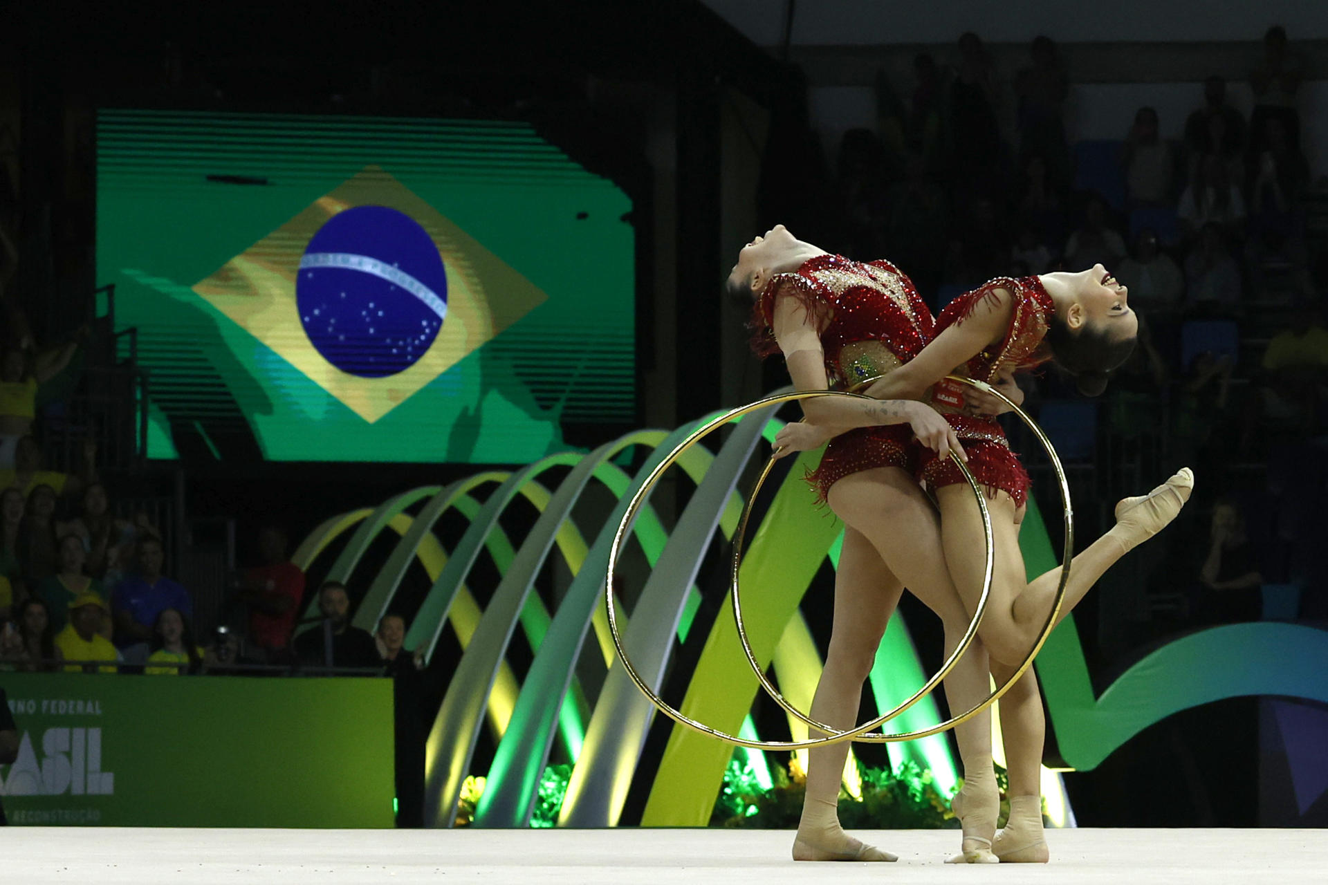 Gimnastas del equipo de Brasil compiten en la categoría de gimnasia rítmica con aro y pelota este domingo, en el Campeonato Mundial de Gimnasia Rítmica en Río de Janeiro (Brasil). EFE/ Antonio Lacerda