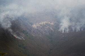 Vista del incendio de Pombriego este martes, desde el mirador de Sotillo de Cabrera (León). EFE/ Ana F. Barredo