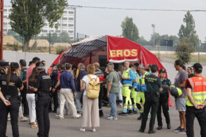 El incendio que se ha declarado en la tarde de este lunes en la localidad madrileña de Tres Cantos, a las puertas de la Planta de tratamiento de aguas E.D.A.R.. EFE/Mariscal