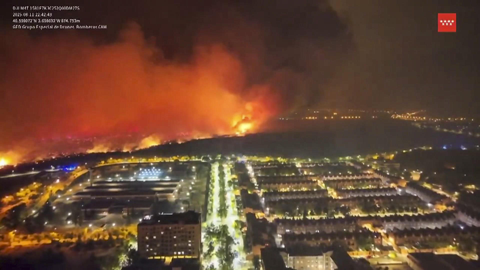 Captura de video facilitado por Emergencias Madrid que muestra las llamas durante el incendio declarado, este lunes, en Tres Cantos, Madrid. El hombre que este lunes sufrió quemaduras en un 98 % de su cuerpo en el incendio declarado en la localidad madrileña de Tres Cantos, ha fallecido, según han informado a EFE desde el puesto de mando en el recinto ferial de Tres Cantos. EFE/ Emergencias Madrid SOLO USO EDITORIAL/SOLO DISPONIBLE PARA ILUSTRAR LA NOTICIA QUE ACOMPAÑA (CRÉDITO OBLIGATORIO)