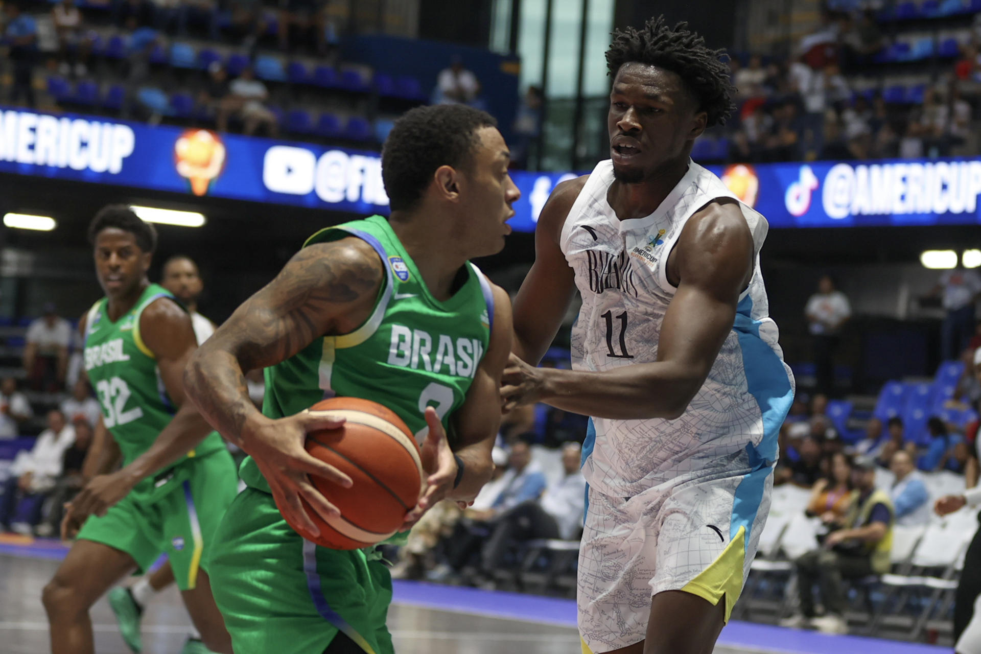 Yago Santos (i) de Brasil disputa el balón con Samuel Hunter de Bahamas este domingo en la tercera jornada de la FIBA AmeriCup 2025 en el Polideportivo Alexis Argüello de Managua. EFE/ STR