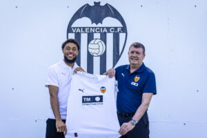 El nuevo delantero neerlandés del Valencia C.F Arnaut Danjuma (i) posa junto al nuevo consejero delegado de fútbol del Valencia, Ron Gourlay, durante su presentación, este domingo en Valencia. EFE/ Valencia C.F