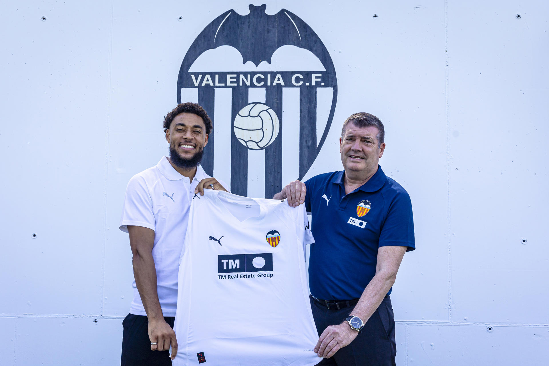 El nuevo delantero neerlandés del Valencia C.F Arnaut Danjuma (i) posa junto al nuevo consejero delegado de fútbol del Valencia, Ron Gourlay, durante su presentación, este domingo en Valencia. EFE/ Valencia C.F