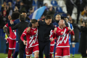 El entrenador del Rayo Vallecano Íñigo Pérez (c) celebra con sus jugadores. EFE/Adrián Ruiz Hierro