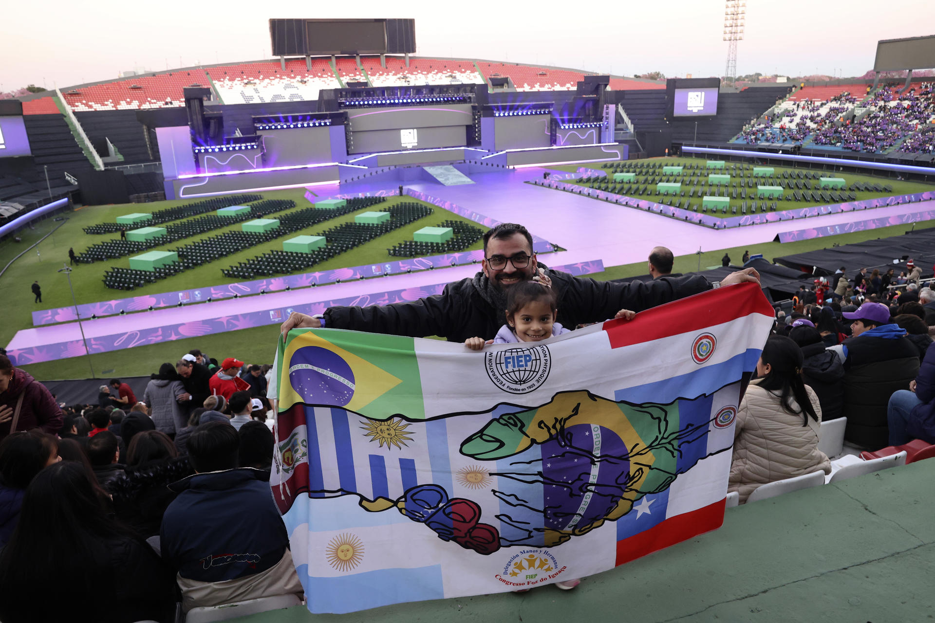 El público también gozó la ceremonia de inauguración de los II Juegos Panamericanos Junior ASU 2025 en el estadio Defensores del Chaco en Asunción (Paraguay). EFE/Rodrigo Sepulveda