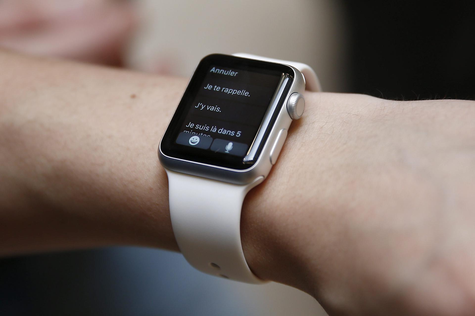 Una persona se prueba un reloj de pulsera de Apple en la tienda Apple Store del distrito de Ópera en París. EFE/Yoan Valat/Archivo