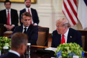 El presidente francés, Emmanuel Macron (i), escucha al presidente de Estados Unidos, Donald J. Trump, mientras participa en una reunión multilateral con líderes europeos en la Sala Este de la Casa Blanca en Washington. EFE/EPA/AARON SCHWARTZ / POOL