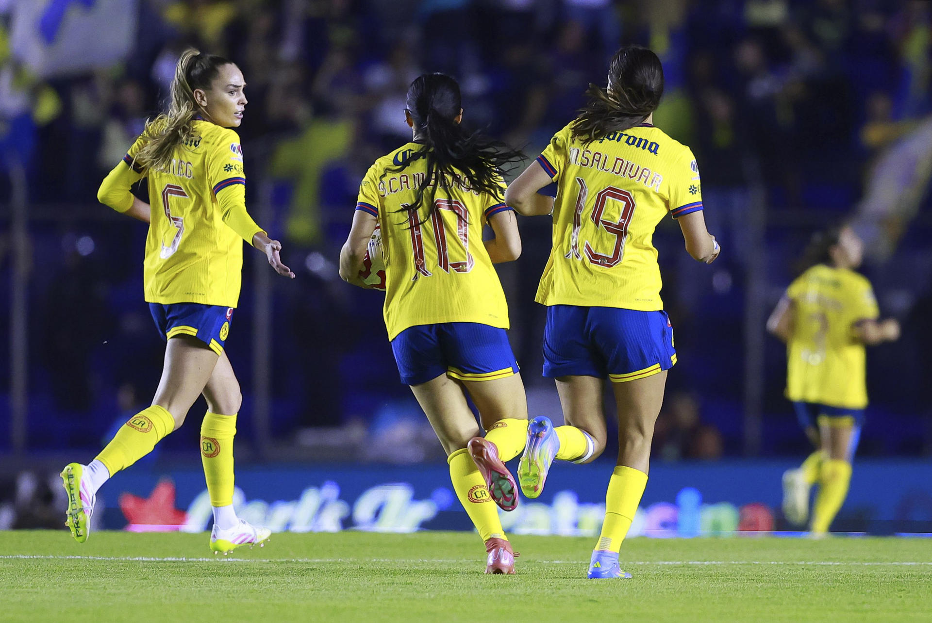 Jugadoras de América celebran un gol en un partido en el estadio de Ciudad de los Deportes en Ciudad de México (México). Fotografía de archivo. EFE/ Sáshenka Gutiérrez