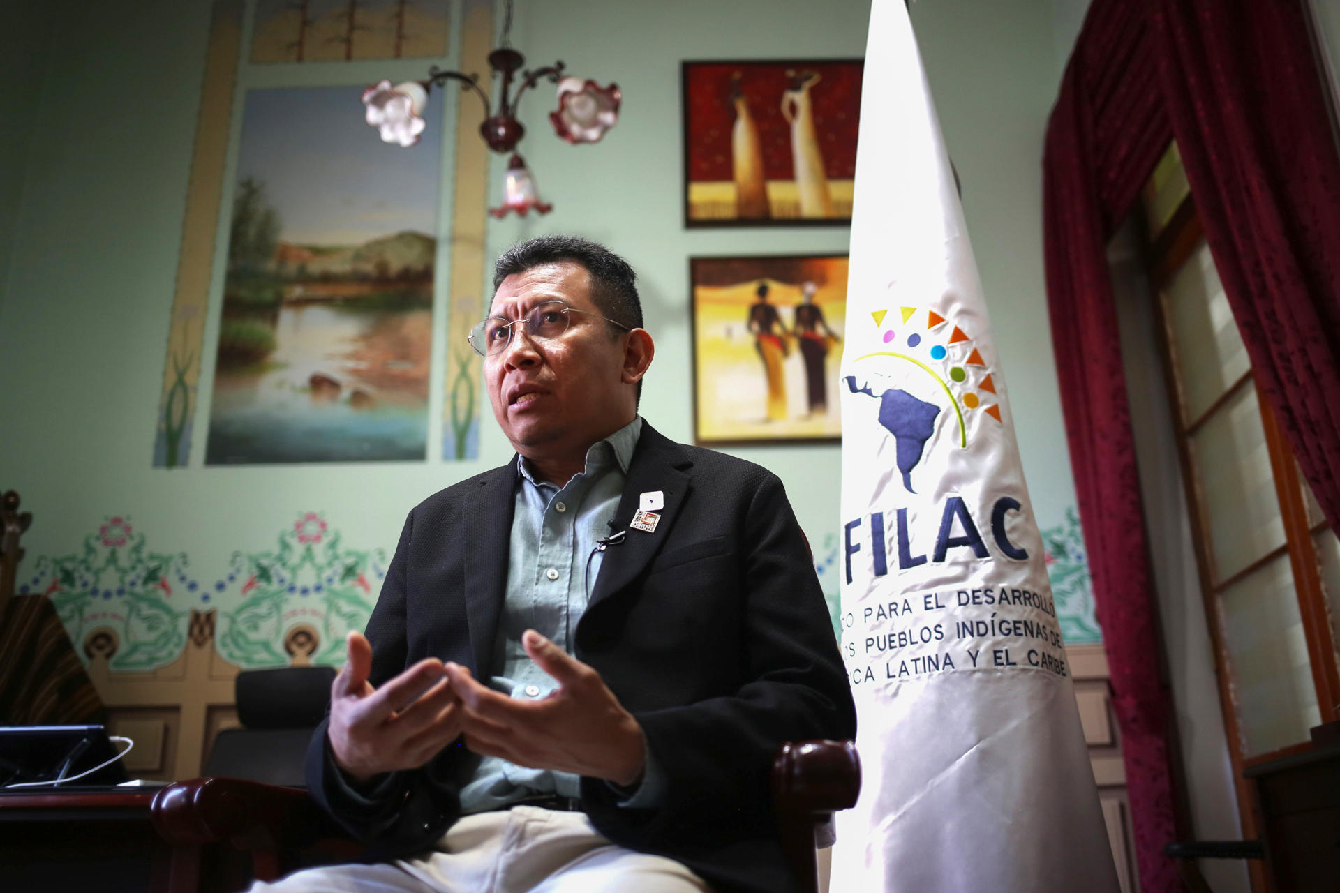 El secretario técnico del Fondo para el Desarrollo de los Pueblos Indígenas de América Latina y el Caribe (Filac), el colombiano Darío Mejía, habla durante una entrevista con EFE este viernes, en La Paz (Bolivia). EFE/ Luis Gandarillas