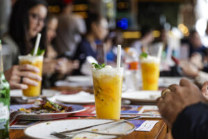 Fotografía de una Caipirinha de maracuyá del quiosco Mureta do Leme, uno de los lugares que forma parte de la ruta Sabores da Orla, en Río de Janeiro (Brasil). EFE/André Coelho
