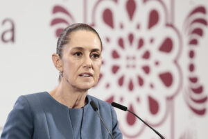 La presidenta de México, Claudia Sheinbaum, habla durante una rueda de prensa este miércoles, en el Palacio Nacional de Ciudad de México (México). EFE/José Méndez