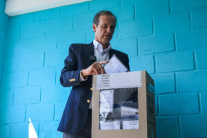 El expresidente y actual candidato a la Presidencia de Bolivia, Jorge 'Tuto' Quiroga, al votar este domingo en las elecciones generales en las que avanzó a segunda ronda, en La Paz (Bolivia). EFE/Gabriel Márquez