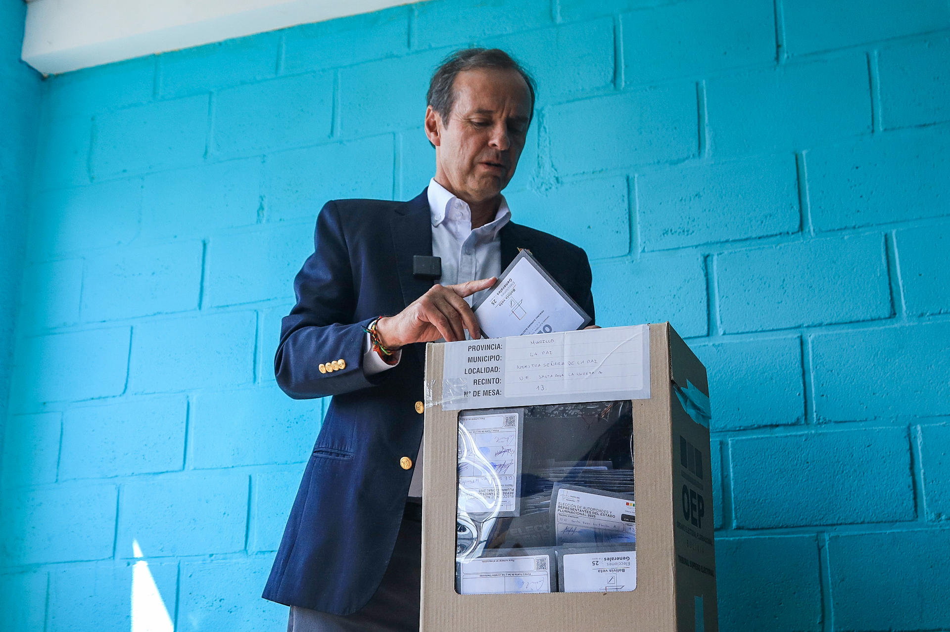 El expresidente y actual candidato a la Presidencia de Bolivia, Jorge 'Tuto' Quiroga, al votar este domingo en las elecciones generales en las que avanzó a segunda vuelta, en La Paz (Bolivia). EFE/Gabriel Márquez
