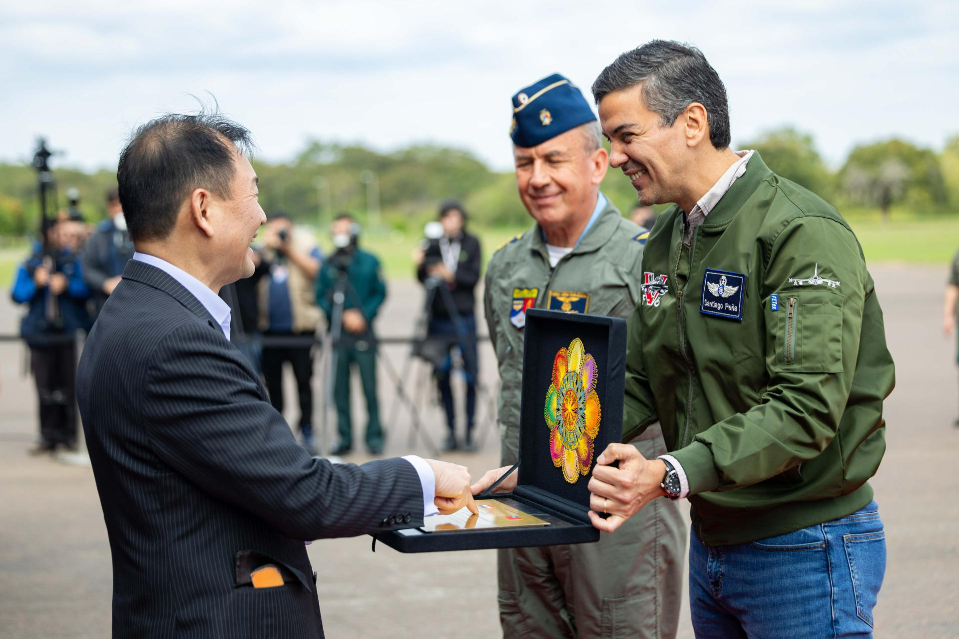 Fotografía cedida por la Presidencia de Paraguay que muestra a su mandatario, Santiago Peña (d), entregando un reconocimiento al embajador de Taiwán en Asunción, José Chih-Cheng Han, este jueves, en la Base Aérea Ñu Guasu en Luque (Paraguay). EFE/ Presidencia de Paraguay
