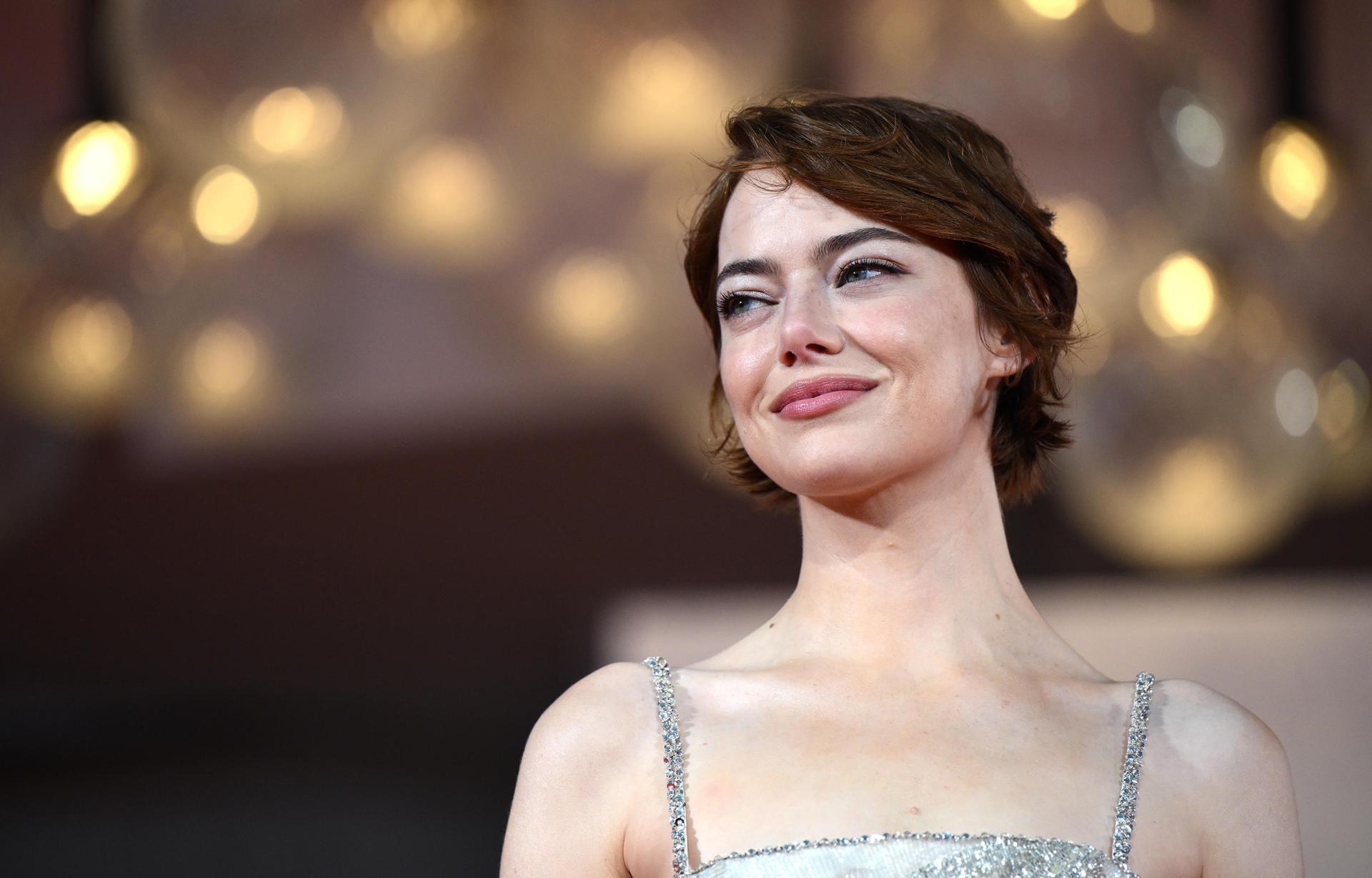 La actriz estadounidense Emma Stone llega al estreno de 'Bugonia' durante el 82º Festival Internacional de Cine de Venecia, en Venecia, Italia, el 28 de agosto de 2025. El festival de cine se desarrollará del 27 de agosto al 6 de septiembre de 2025. . (Cine, Cine, Italia, Venecia) EFE/EPA/ETTORE FERRARI